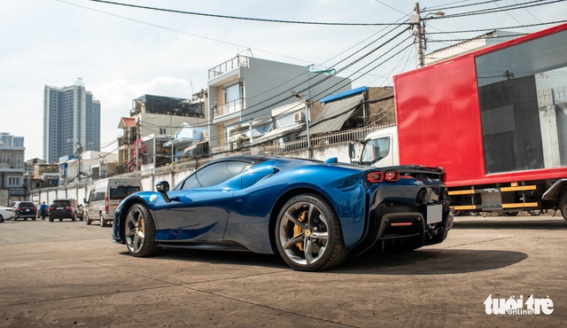 Nguyễn Quốc Cường lái Ferrari SF90 Spider giá hơn 40 tỉ đồng đi đăng ký biển số - Ảnh 4.