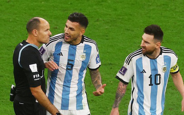 Messi và tuyển Argentina có thể bị phạt vì phản ứng quá khích với trọng tài - Ảnh: REUTERS