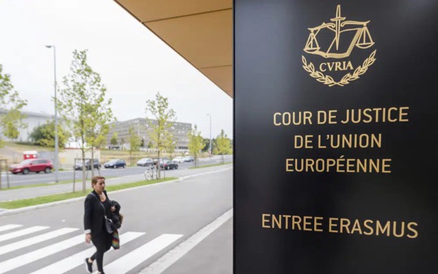 Một phụ nữ đi qua lối vào của trụ sở Tòa công lý châu Âu tại Luxembourg - Ảnh: AP
