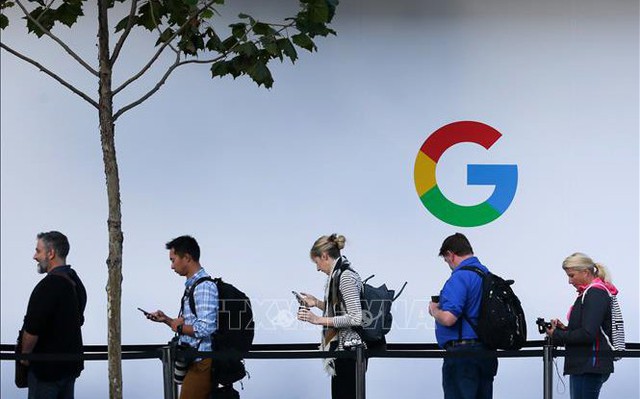 Khách hàng đợi truy cập vào một sản phẩm mới của Google tại San Francisco, California, Mỹ. Ảnh minh họa: AFP/TTXVN