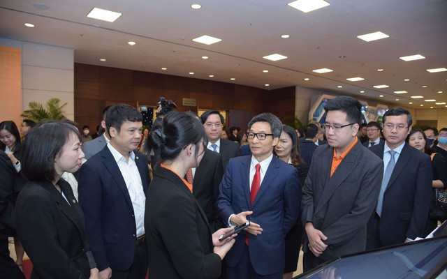 Phó Thủ tướng Vũ Đức Đam trao đổi với đại diện các doanh nghiệp số Việt Nam.