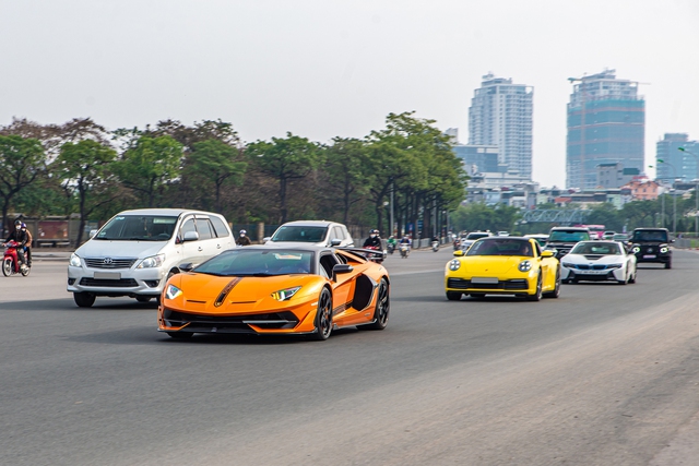 Dàn siêu xe, xe siêu sang cả trăm tỷ đồng diễu hành trên đường phố Hà Nội - Ảnh 2.