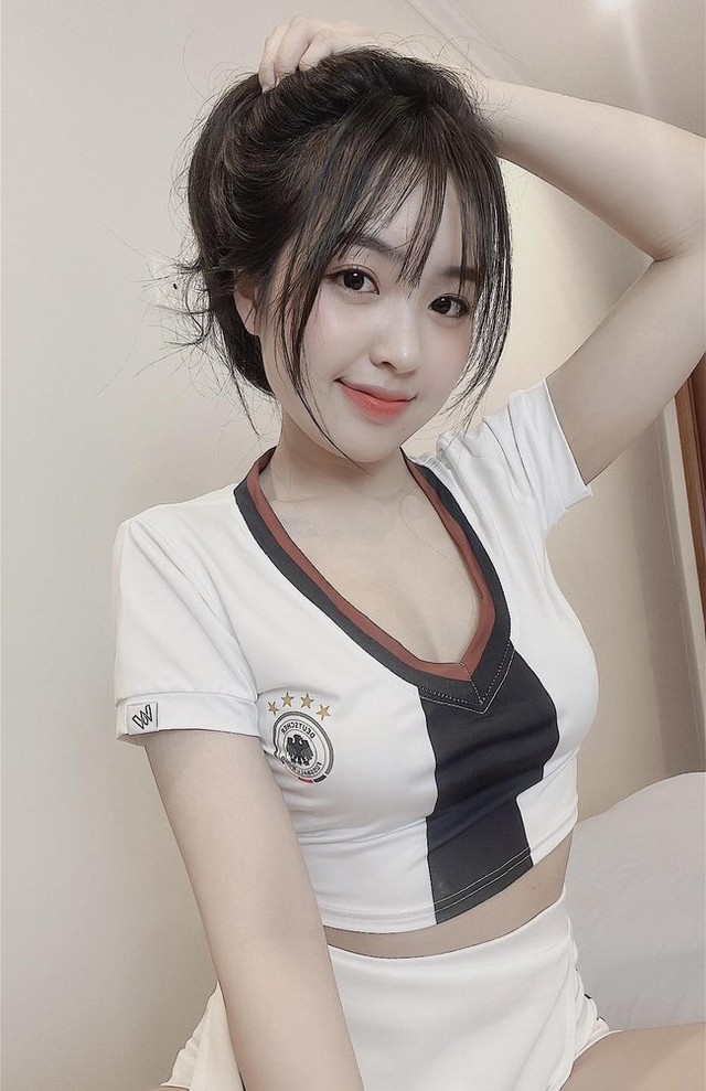 Hot girl Việt đi xem World Cup, mặc áo đội nào là đội đó về nước: Tốn một khoản kha khá, vẫn chưa mặc hết màu áo - Ảnh 5.