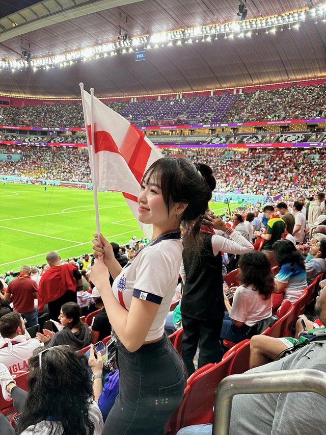 Hot girl Việt đi xem World Cup, mặc áo đội nào là đội đó về nước: Tốn một khoản kha khá, vẫn chưa mặc hết màu áo - Ảnh 4.