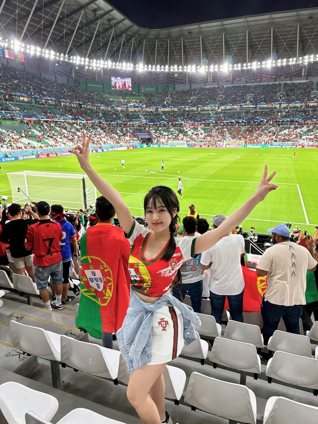 Hot girl Việt đi xem World Cup, mặc áo đội nào là đội đó về nước: Tốn một khoản kha khá, vẫn chưa mặc hết màu áo - Ảnh 3.
