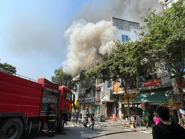 Đang cháy lớn trên phố Hà Nội, khói bốc nghi ngút, người dân ôm tài sản bỏ chạy - Ảnh 10.