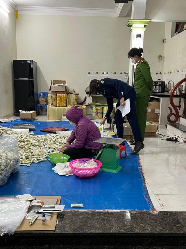 Hà Nội: Phát hiện cơ sở sản xuất hàng tấn bánh gạo Nhật Bản giả mạo - Ảnh 2.