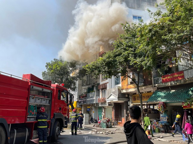 Đang cháy lớn trên phố Hà Nội, khói bốc nghi ngút, người dân ôm tài sản bỏ chạy - Ảnh 1.