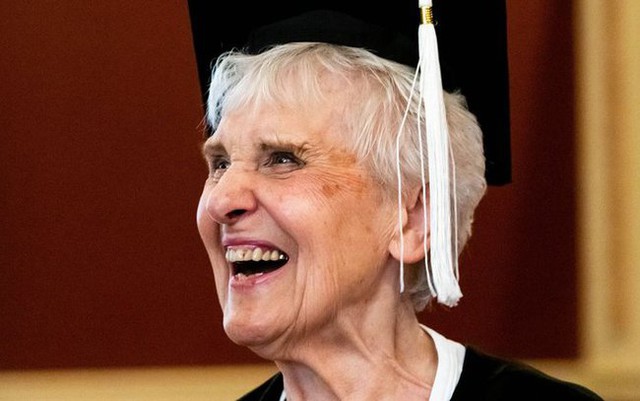 Người phụ nữ 90 tuổi nhận bằng tốt nghiệp sau 7 thập kỷ vào đại học, lý do phải đợi chính là vì... tình yêu - Ảnh 1.
