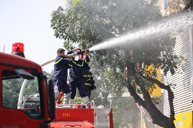 Đang cháy lớn trên phố Hà Nội, khói bốc nghi ngút, người dân ôm tài sản bỏ chạy - Ảnh 3.