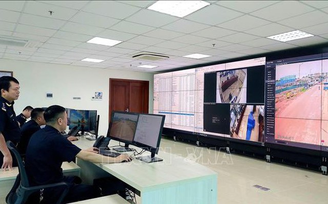 Trung tâm giám sát trực tuyến các cửa khẩu, chi cục đặt tại Cục Hải Quan Quảng Ninh giúp công tác quản lý thuận tiện. Ảnh: Thanh Vân/TTXVN