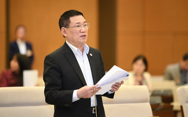 Bộ trưởng Bộ Tài chính Hồ Đức Phớc trình bày Tờ trình của Chính phủ.