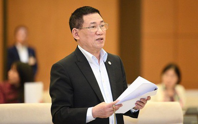 Bộ trưởng Bộ Tài chính Hồ Đức Phớc báo cáo tại phiên họp