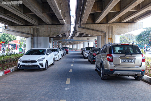 Hà Nội: Cầu vòm 65 tỷ đồng dành cho xe máy biến thành bãi đỗ ô tô, nơi đổ rác - Ảnh 2.