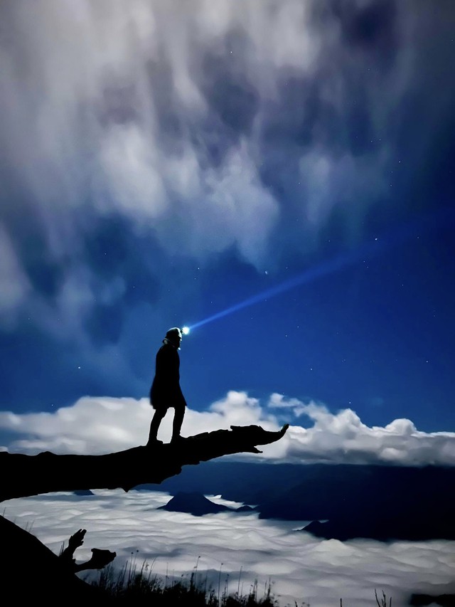 Bé gái 7 tuổi chinh phục núi Lảo Thẩn, chia sẻ hình ảnh săn mây tuyệt đẹp tại nóc nhà của Y Tý - Ảnh 10.
