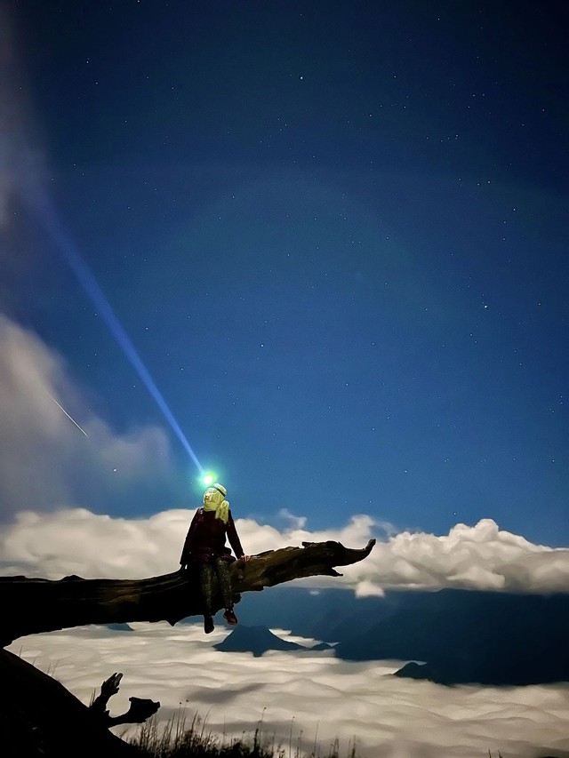 Bé gái 7 tuổi chinh phục núi Lảo Thẩn, chia sẻ hình ảnh săn mây tuyệt đẹp tại nóc nhà của Y Tý - Ảnh 9.