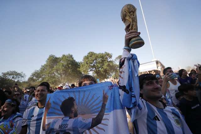 CĐV Argentina phủ kín đường phố khi Messi và đồng đội vào chung kết World Cup - Ảnh 5.