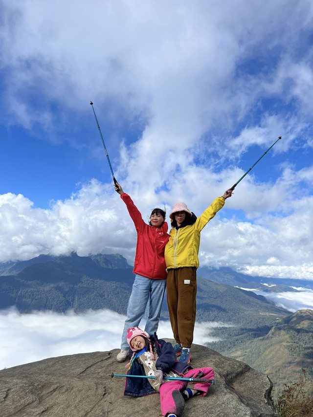 Bé gái 7 tuổi chinh phục núi Lảo Thẩn, chia sẻ hình ảnh săn mây tuyệt đẹp tại nóc nhà của Y Tý - Ảnh 8.