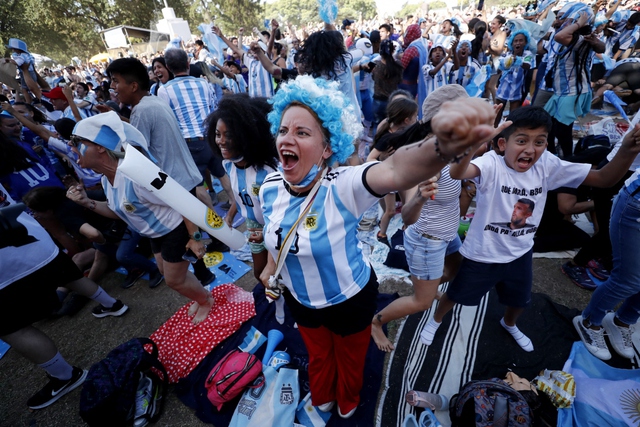 CĐV Argentina phủ kín đường phố khi Messi và đồng đội vào chung kết World Cup - Ảnh 4.