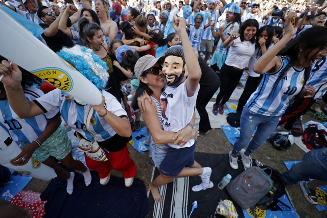 CĐV Argentina phủ kín đường phố khi Messi và đồng đội vào chung kết World Cup - Ảnh 3.