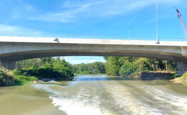 Cận cảnh cây cầu băng sông nối Bình Dương và Tây Ninh sắp thông xe - Ảnh 1.