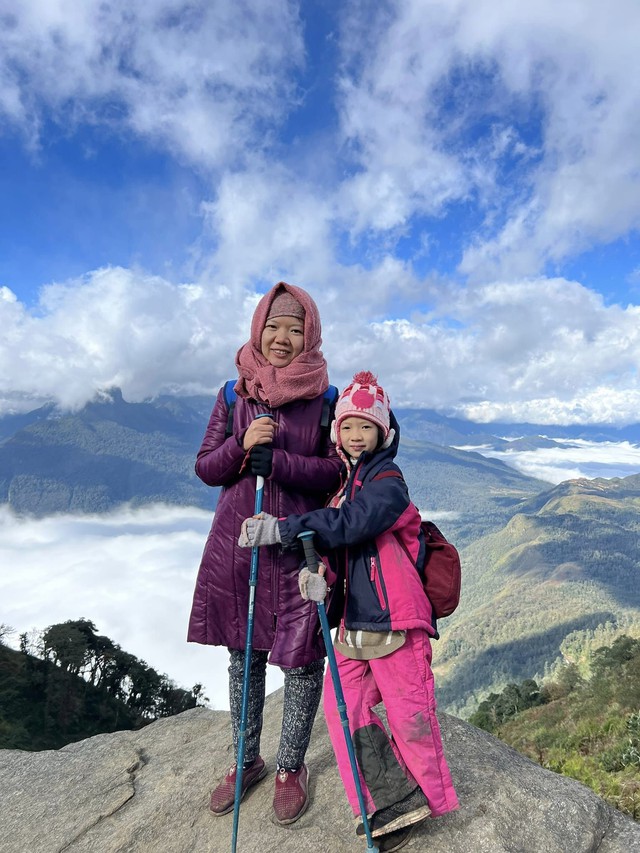 Bé gái 7 tuổi chinh phục núi Lảo Thẩn, chia sẻ hình ảnh săn mây tuyệt đẹp tại nóc nhà của Y Tý - Ảnh 4.