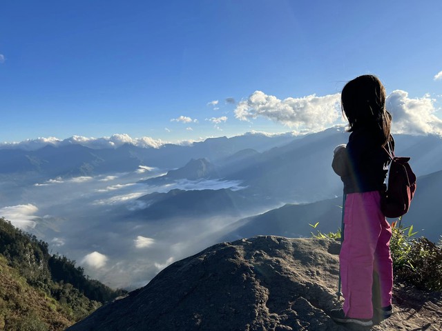 Bé gái 7 tuổi chinh phục núi Lảo Thẩn, chia sẻ hình ảnh săn mây tuyệt đẹp tại nóc nhà của Y Tý - Ảnh 3.