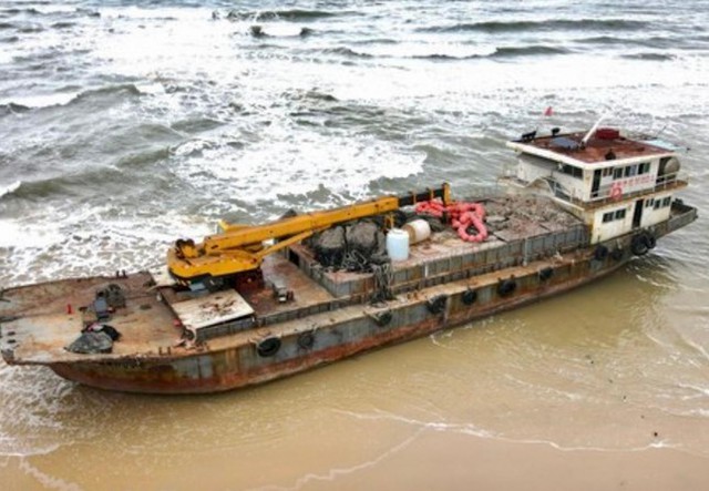 Xử lý tàu ma trôi dạt mắc cạn ở bờ biển Quảng Trị - Ảnh 1.