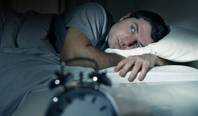 Chuyên gia chỉ ra giấc ngủ rác sai lầm khiến bạn ngủ nhiều hơn 8 tiếng/ngày mà vẫn mệt mỏi - Ảnh 3.