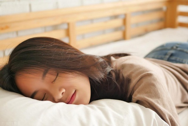 Chuyên gia chỉ ra giấc ngủ rác sai lầm khiến bạn ngủ nhiều hơn 8 tiếng/ngày mà vẫn mệt mỏi - Ảnh 2.