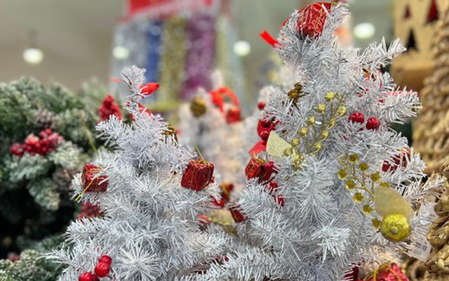 Nhiều người chọn mua đồ trang trí Noel \'made in Việt Nam\'