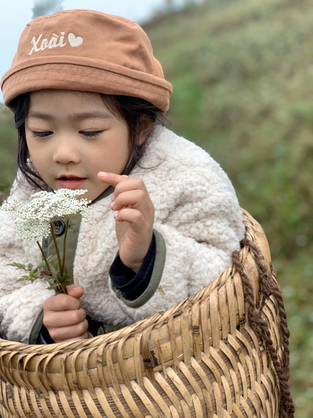 Bé gái nói tiếng Anh như gió từ lúc 20 tháng tuổi, ngữ âm không khác gì người bản xứ: Tất cả nhờ vào phương pháp cực đỉnh này của mẹ! - Ảnh 3.