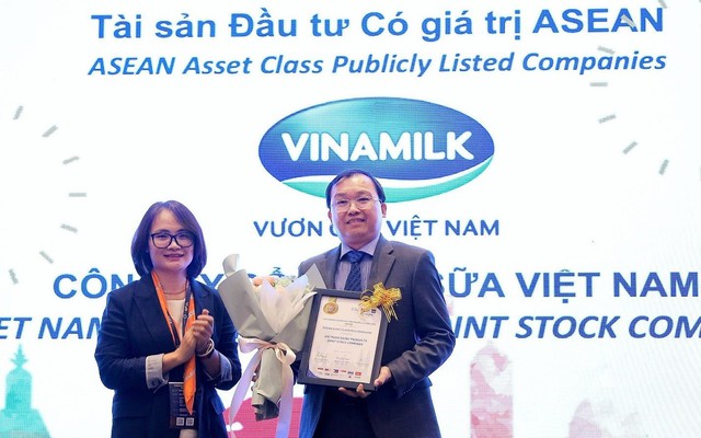 Ông Lê Thành Liêm – Thành viên HĐQT và Giám đốc điều hành Tài chính tại Vinamilk nhận giải thưởng Tài sản đầu tư có giá trị của ASEAN