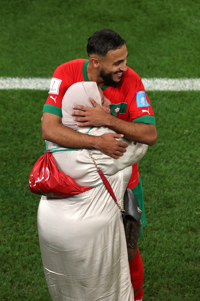 Phía sau hành trình đẹp như cổ tích của các cầu thủ Morocco tại World Cup là mẹ, là gia đình!  - Ảnh 3.