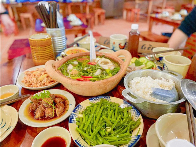 Quán cơm quê ở Phú Quốc được du khách rần rần ghé ăn, có cả những sao Việt đình đám - Ảnh 1.