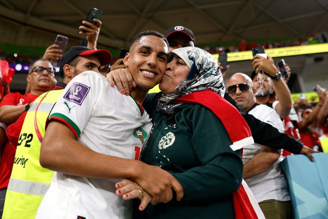 Phía sau hành trình đẹp như cổ tích của các cầu thủ Morocco tại World Cup là mẹ, là gia đình!  - Ảnh 9.