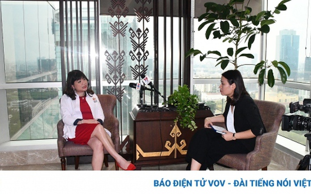 Phó Chủ tịch Phòng thương mại và Công nghiệp Indonesia ( KADIN) Shinta Widjaja Kamdani trả lời phỏng vấn phóng viên VOV