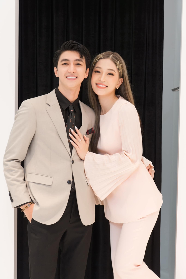 Cuộc sống tân hôn của sao Việt lên xe hoa năm 2022: Ngô Thanh Vân như hình với bóng cùng ông xã, Đỗ Mỹ Linh khiến chồng thấy áp lực - Ảnh 5.