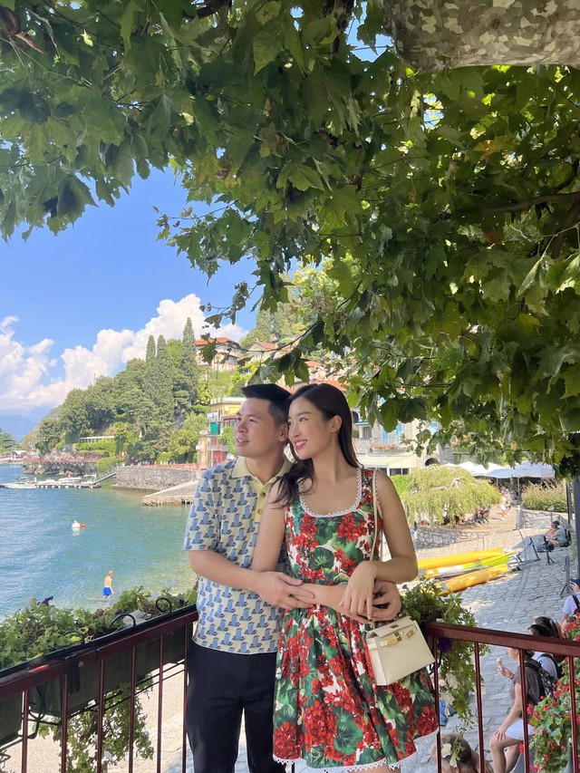 Cuộc sống tân hôn của sao Việt lên xe hoa năm 2022: Ngô Thanh Vân như hình với bóng cùng ông xã, Đỗ Mỹ Linh khiến chồng thấy áp lực - Ảnh 4.