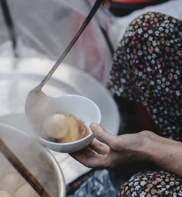 Hàng bánh trôi tàu nức tiếng Hà Nội bán gần 1000 viên mỗi ngày, khách xếp hàng nườm nượp bây giờ ra sao? - Ảnh 11.