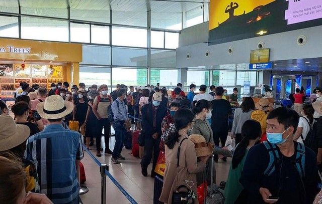 Hàng nghìn khách du lịch đang mắc kẹt ở Phú Quốc - Ảnh 1.