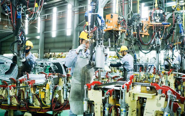 Công nhân trong dây chuyền sản xuất lắp ráp ô tô tại nhà máy THACO Chu Lai, Quảng Nam - Ảnh: TẤN LỰC