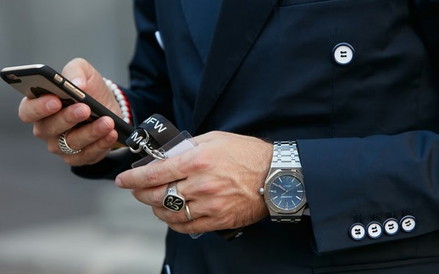 Một người đàn ông đeo đồng hồ Audemars Piguet Royal Oak tại tuần lễ thời trang Milan, Italy. Ảnh: Shutterstock