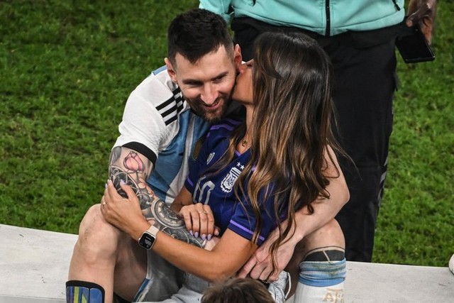 Khoảnh khắc tình nhất World Cup 2022: Messi hạnh phúc ôm vợ và cúp vàng thế giới vào lòng - Ảnh 3.