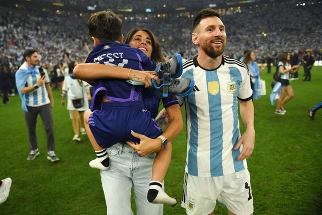 Khoảnh khắc tình nhất World Cup 2022: Messi hạnh phúc ôm vợ và cúp vàng thế giới vào lòng - Ảnh 11.