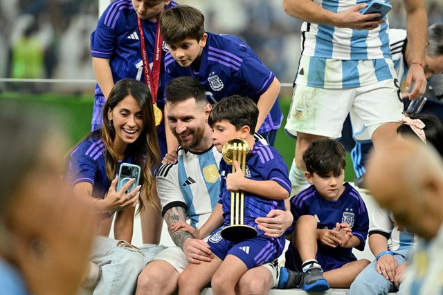 Khoảnh khắc tình nhất World Cup 2022: Messi hạnh phúc ôm vợ và cúp vàng thế giới vào lòng - Ảnh 10.