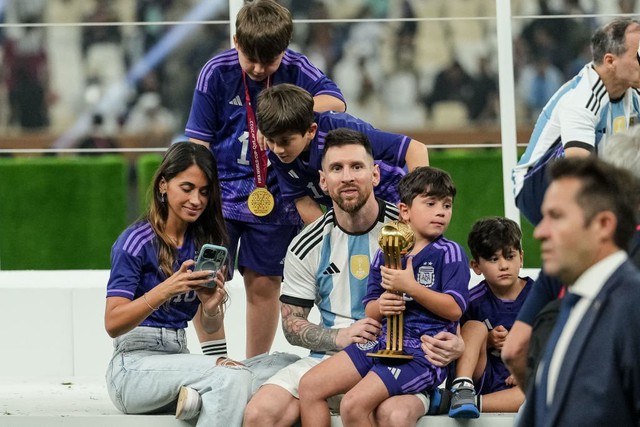 Khoảnh khắc tình nhất World Cup 2022: Messi hạnh phúc ôm vợ và cúp vàng thế giới vào lòng - Ảnh 9.