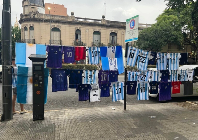 Tại quê nhà của Messi: Hình ảnh siêu sao tràn ngập khắp đường phố, nơi ở thời thơ ấu trở thành điểm du lịch nổi tiếng - Ảnh 11.