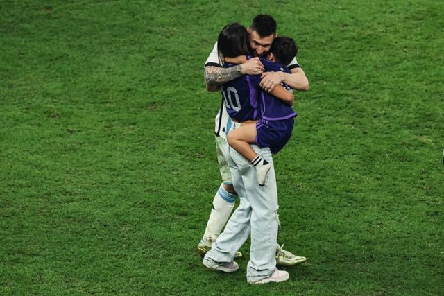 Khoảnh khắc tình nhất World Cup 2022: Messi hạnh phúc ôm vợ và cúp vàng thế giới vào lòng - Ảnh 6.