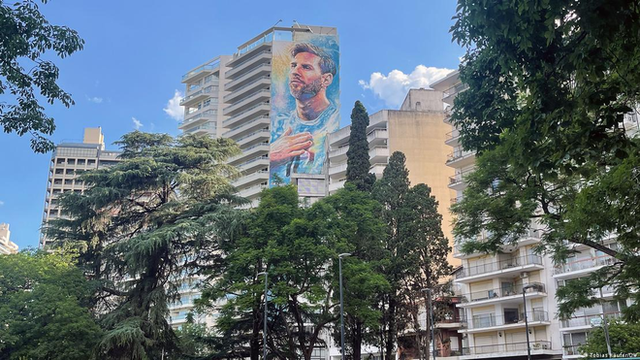 Tại quê nhà của Messi: Hình ảnh siêu sao tràn ngập khắp đường phố, nơi ở thời thơ ấu trở thành điểm du lịch nổi tiếng - Ảnh 8.